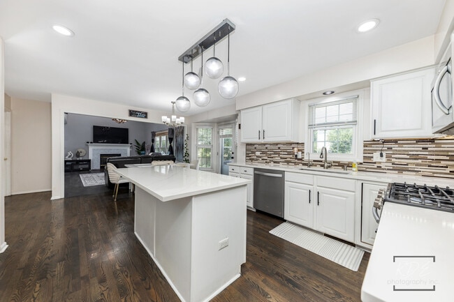 Building Photo - 3730 Baybrook Dr