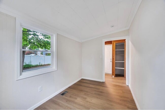 Building Photo - 22 Forest View Dr