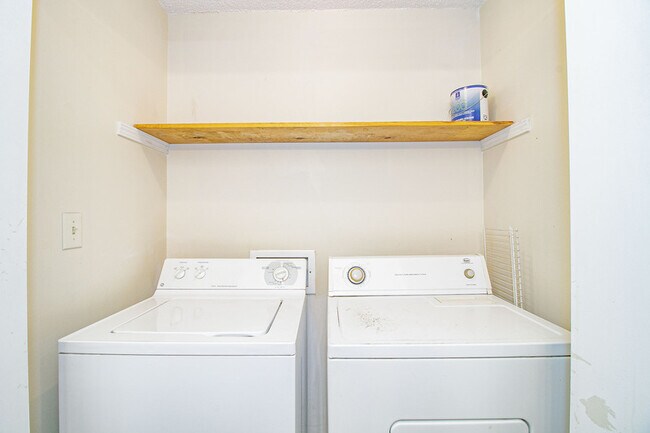 Building Photo - 402 E St