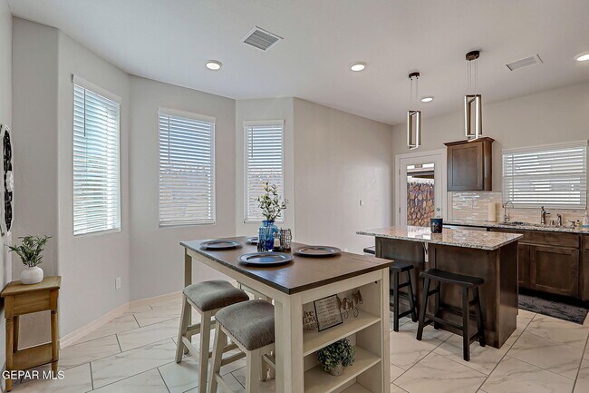 Building Photo - 143 Sarah Trl