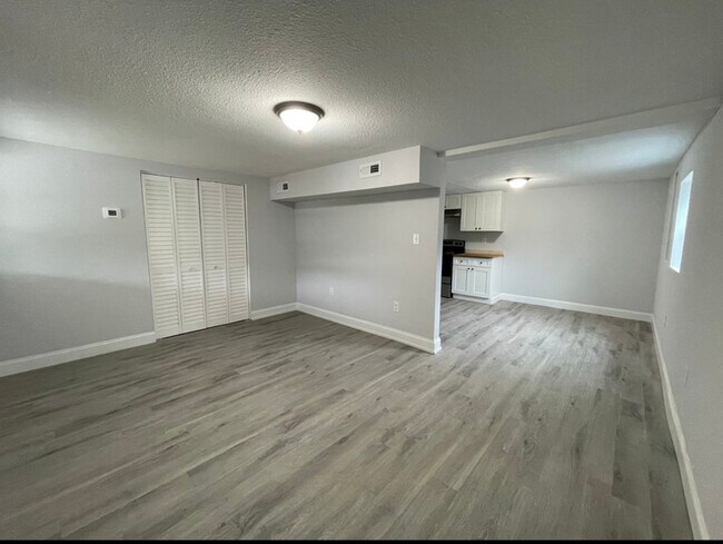 Building Photo - 3106 Greenway Dr