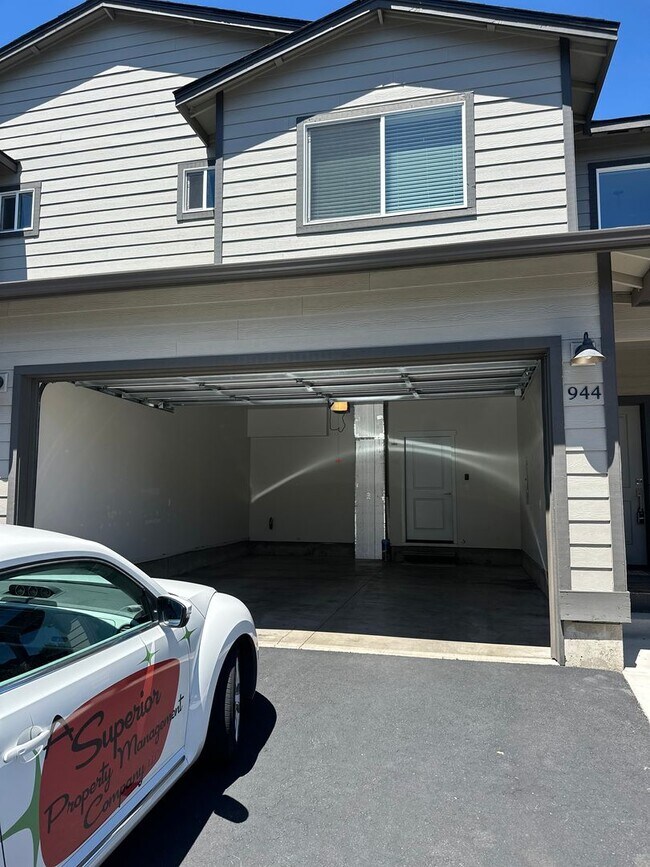 Building Photo - 944 NE Paula Dr