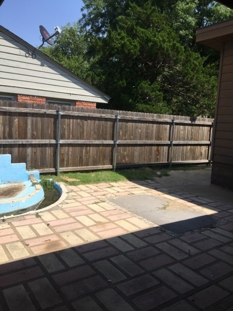 Building Photo - 3 bedrooms 2 bathrooms 1 car carport