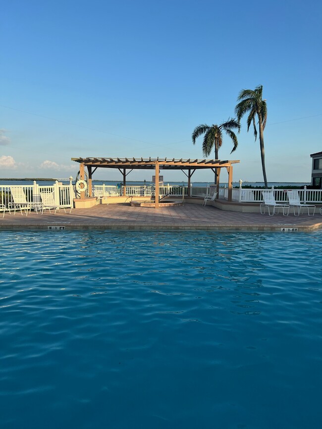 Relaxing jacuzzi and heated pool overlooking breathtaking views of Boca Ciega Bay - 6219 Palma Del Mar Blvd S