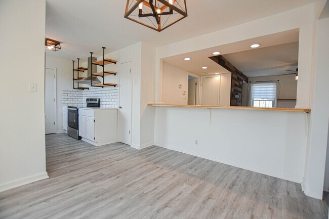 Building Photo - Pet Friendly Three Bedroom!