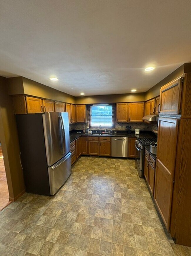 Building Photo - Single Family Home in Germantown Hills with Pool 3 BR / 4BA