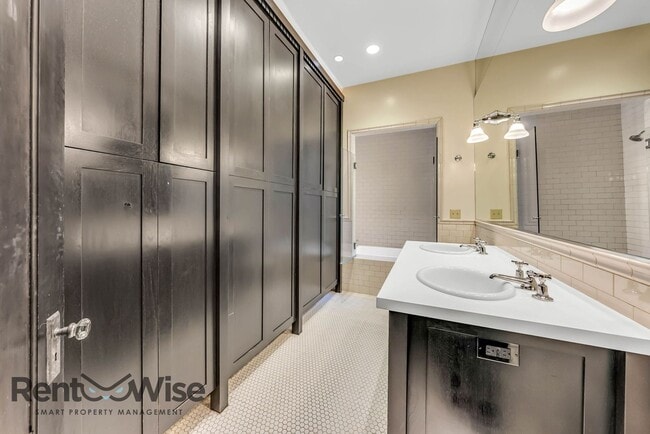 Building Photo - 1167 Green St