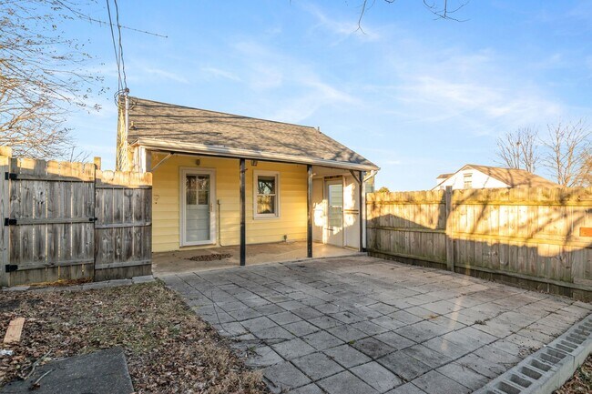 Building Photo - 2 Bed / 1 Bath Bungalow. Dog Friendly. Fenced Yard.