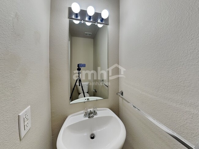 Building Photo - 16508 Jasmine Springs Dr