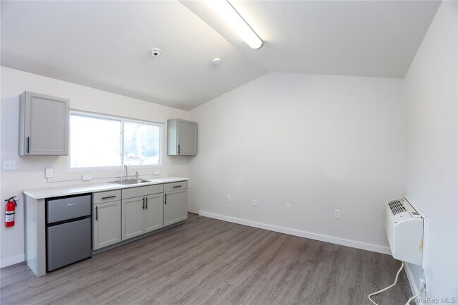 Building Photo - 669 Broadway