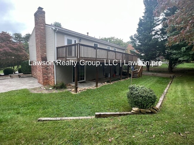 Building Photo - Beautiful Cave Spring Split Level with Bac...