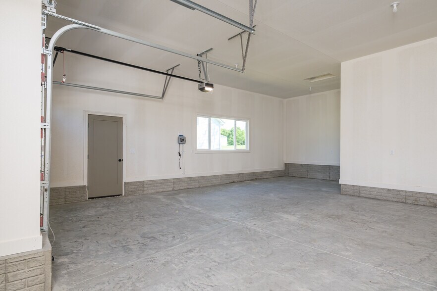 Building Photo - 807 Bridgeview St