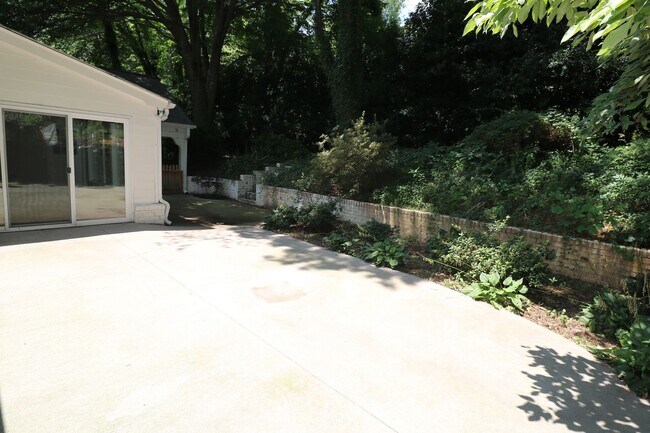 Building Photo - 2833 Wesleyan Ln