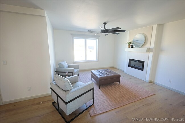 Building Photo - 108 W 2nd St