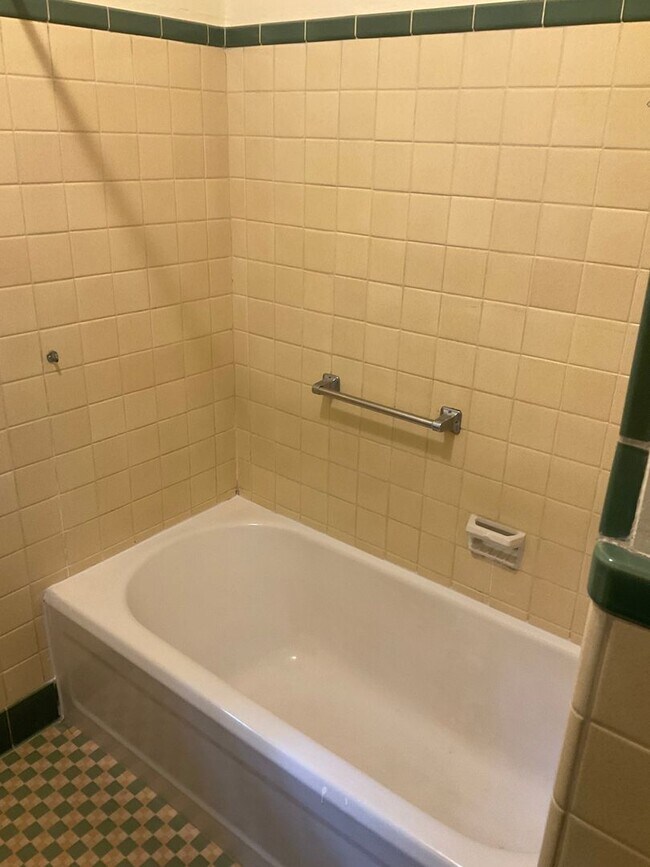 Building Photo - Great Home within Walking Distance to Campus.