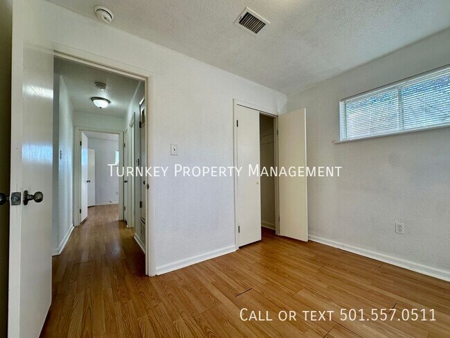 Building Photo - 204 Smart St