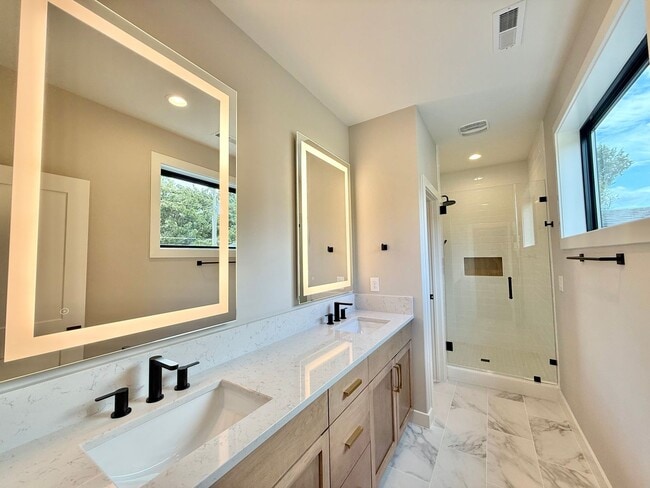 Building Photo - **OFFERING RENT PROMOTION FOR FIRST 6 MONT...