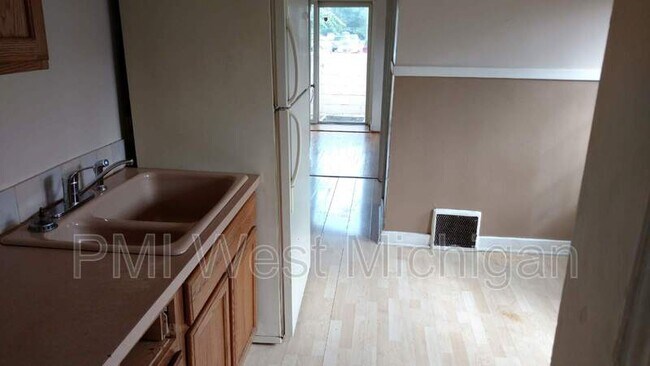 Building Photo - 1948 Silver Ave SE