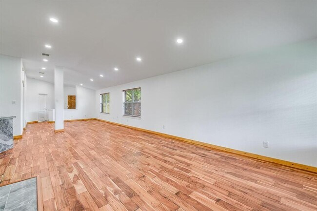 Building Photo - 702 Bent Wood Pl