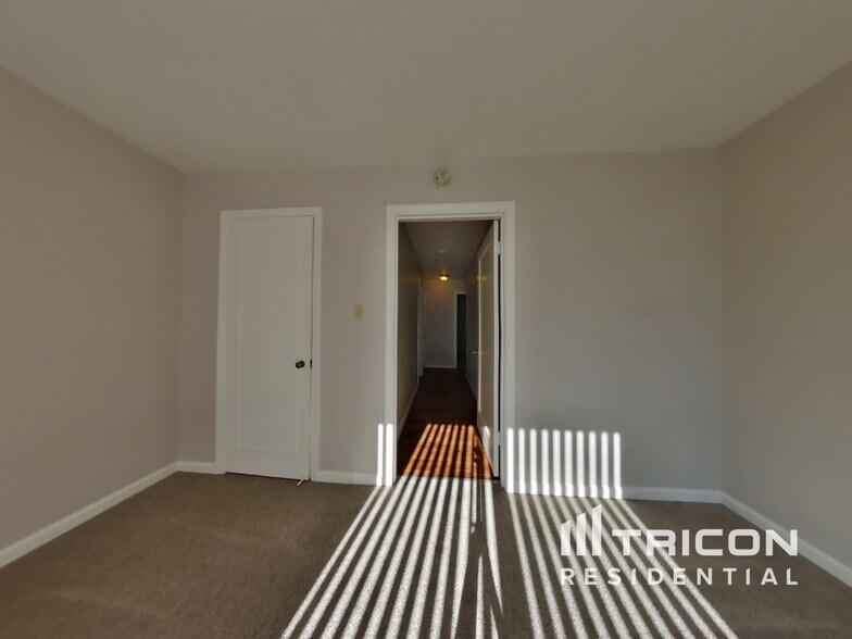 Building Photo - 2749 El Rey St