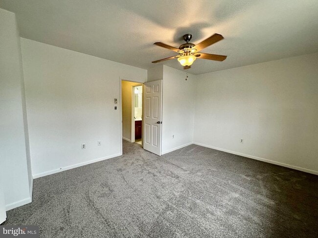 Building Photo - 302 Hills Dr