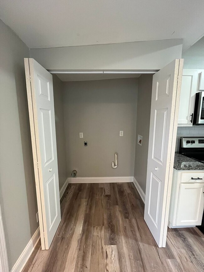 Building Photo - 2 Bedroom Home with Fenced in Backyard!