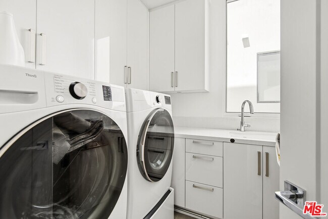 Building Photo - 5926 Firefly Pl