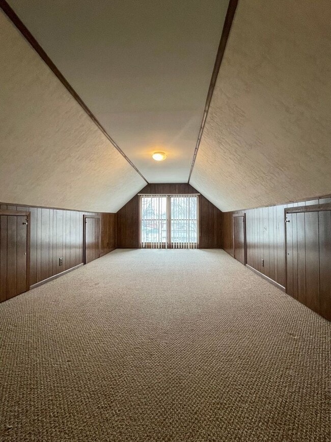 Building Photo - Huge 5-bed 2-bath house with 3rd level family room. Avail July 1 2026
