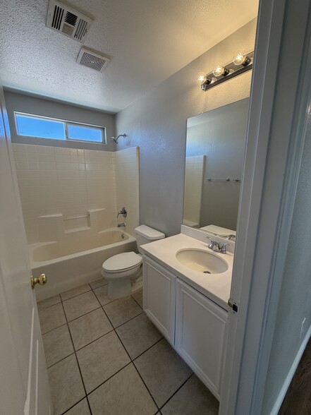 Building Photo - 9521 Grand Fir Ct