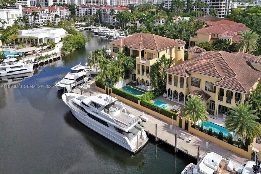 Building Photo - 17001 Collins Ave