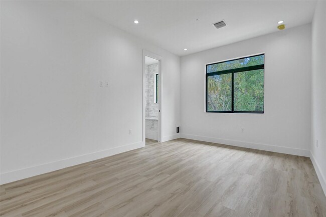 Building Photo - 606 SW 7th Ave