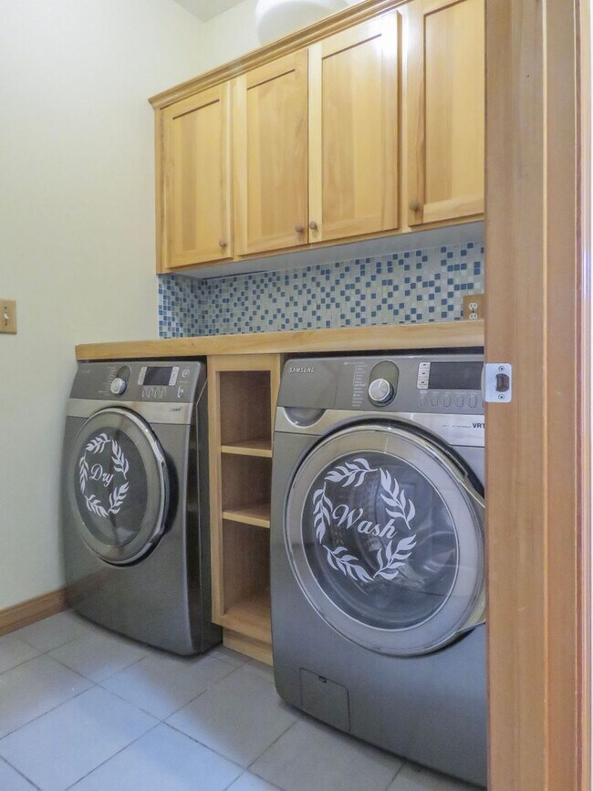 Building Photo - Master on Main- 3 Bedroom Plus 3 Bath Home...