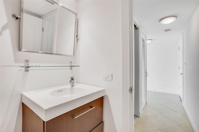 Building Photo - 9500 W Bay Harbor Dr