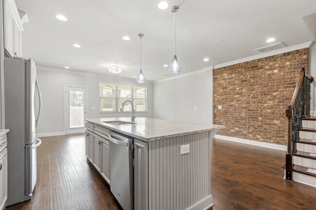 Building Photo - 1444 Channing Dr