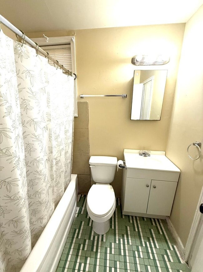 Building Photo - ** 3 bed 2 bath located in Capital Heights...