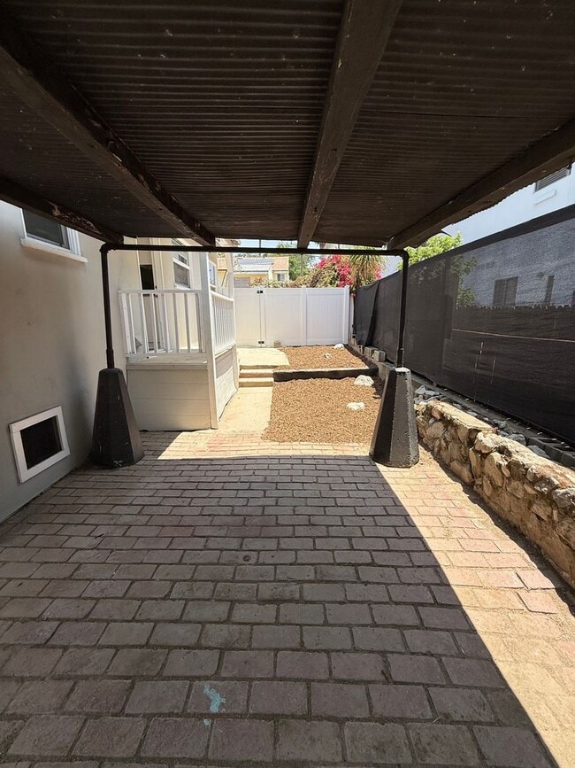 Building Photo - Remodeled Tujunga House