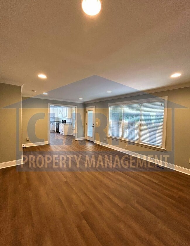 Building Photo - Beautiful three bedroom home in North Clev...
