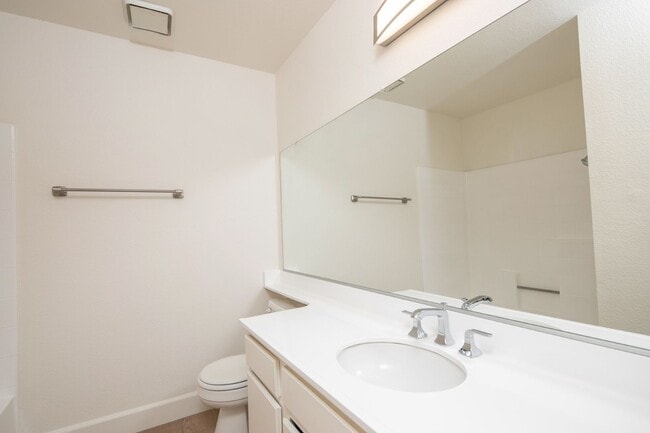 Building Photo - Townhome in Lake Forest