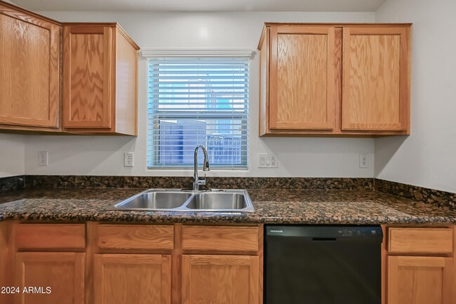 Building Photo - 2257 S Ponderosa Dr