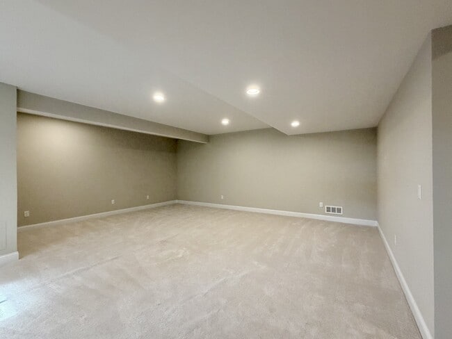 Building Photo - 3137 Broadstone Dr