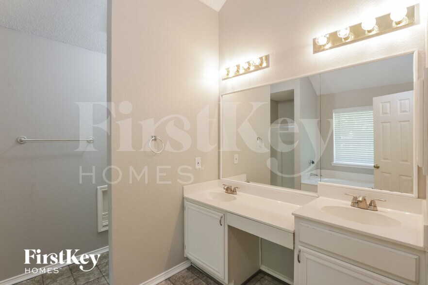 Building Photo - 701 Long Hill Ct