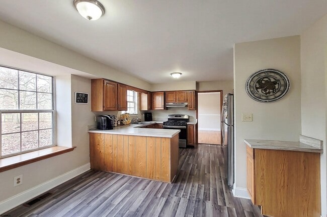 Building Photo - 1 Broadmoor Dr