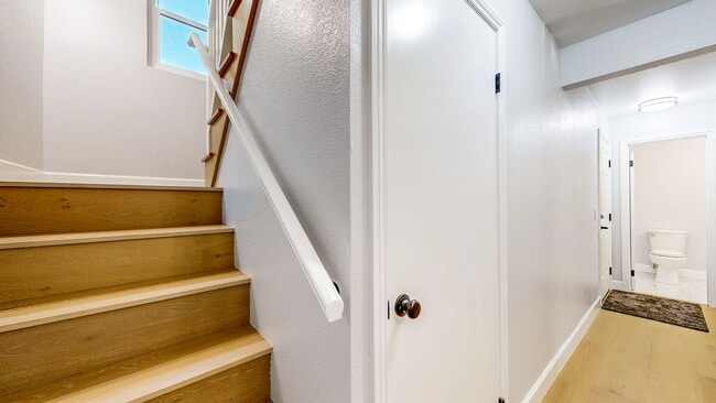 Building Photo - Cozy 2 Bedroom 1.5 Bath with Private Yard and Two Car Garage !