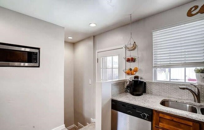 Building Photo - Fabulous 3 Bed (+ 1 non conforming) / 2 bath SFH in the Montclair Neighborhood