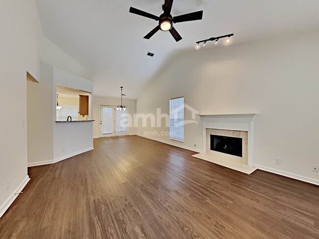 Building Photo - 916 Springs Hill Way