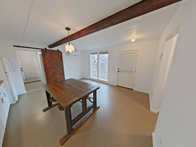 Building Photo - Lovely Remodeled 2 Bedroom Home in the heart of Prineville