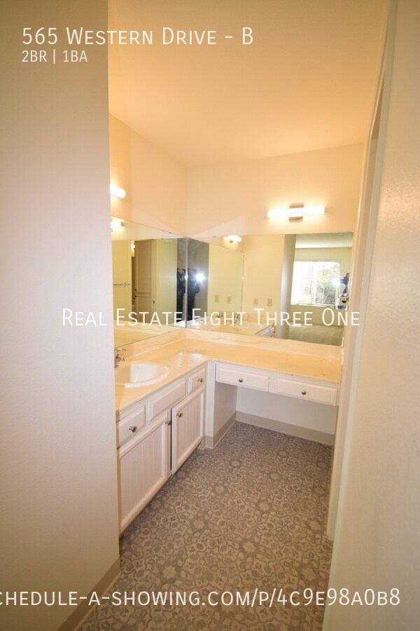 Building Photo - 565 Western Dr