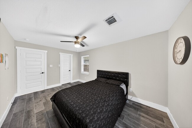 Building Photo - 6215 Great Oaks Dr