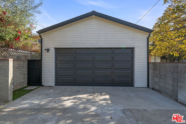 Building Photo - 841 Oxford Ave