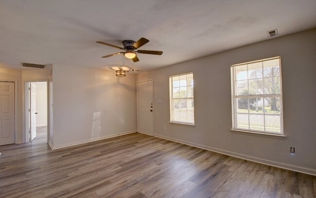 Building Photo - Beautiful 3 Bedroom 2 Bath Home in the Hea...